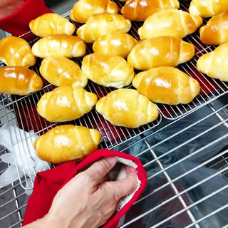 バターロールと白パンの写真