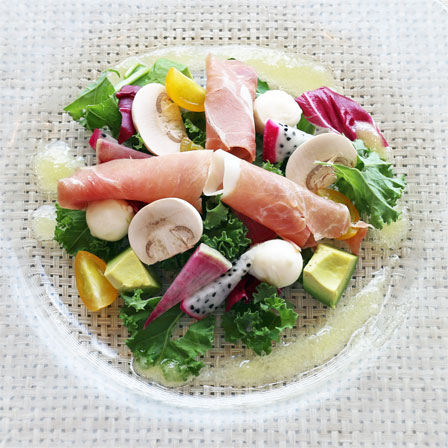 生ハムとチェリーモッツァレラの彩りサラダの写真
