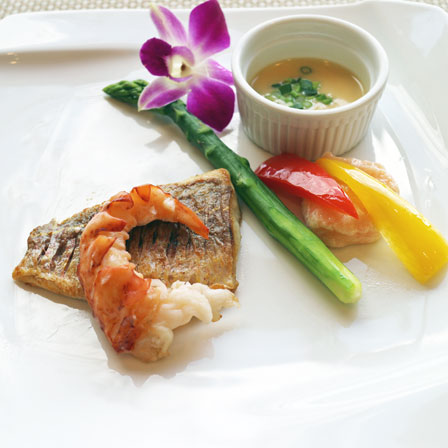 季節の魚とオマール海老のポワレの写真