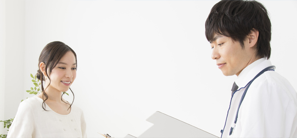 医師と話している妊婦の写真