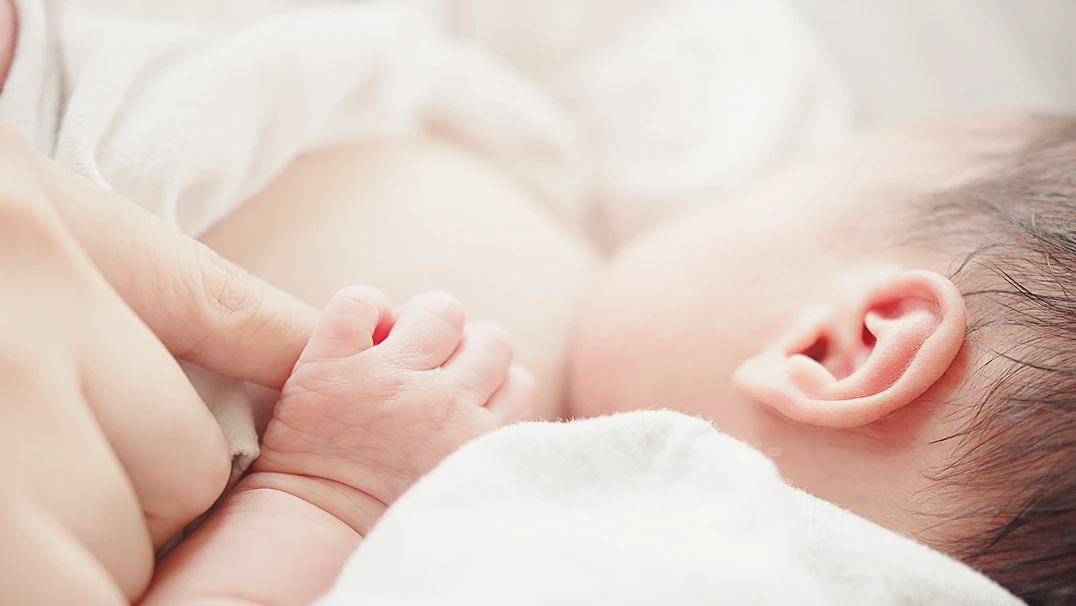 母乳を飲む赤ちゃん