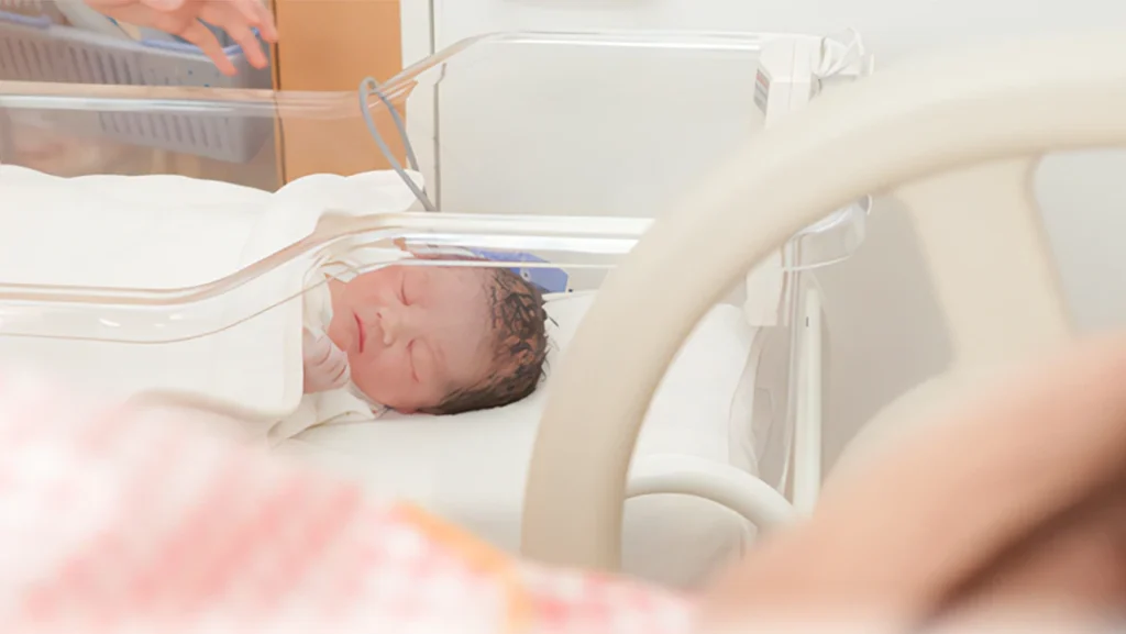 赤ちゃんを見ているママの写真