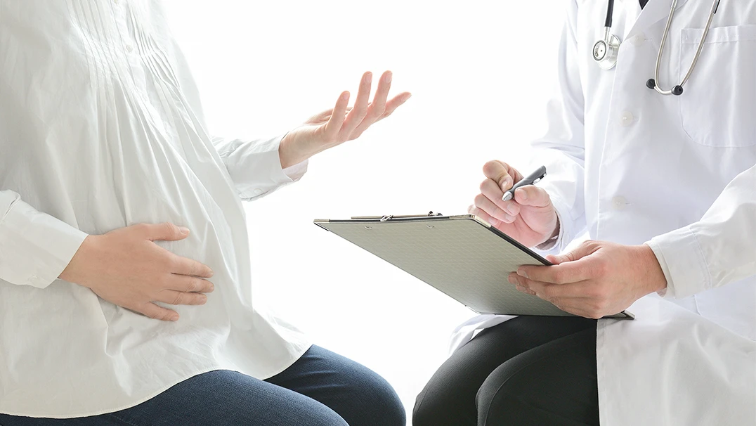 医師と話をしている患者の写真