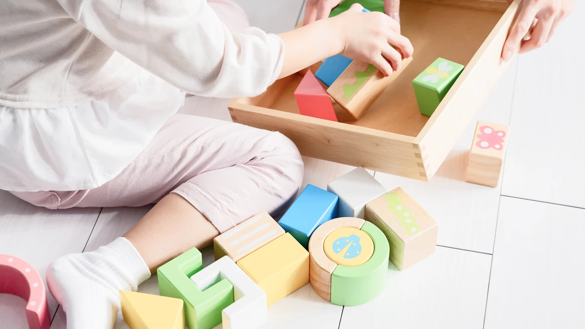 積み木で遊ぶ様子