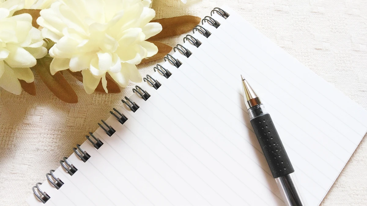 紙とペンのイメージ画像