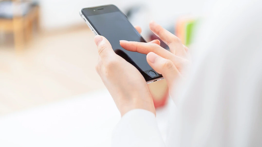 スマホを操作する様子