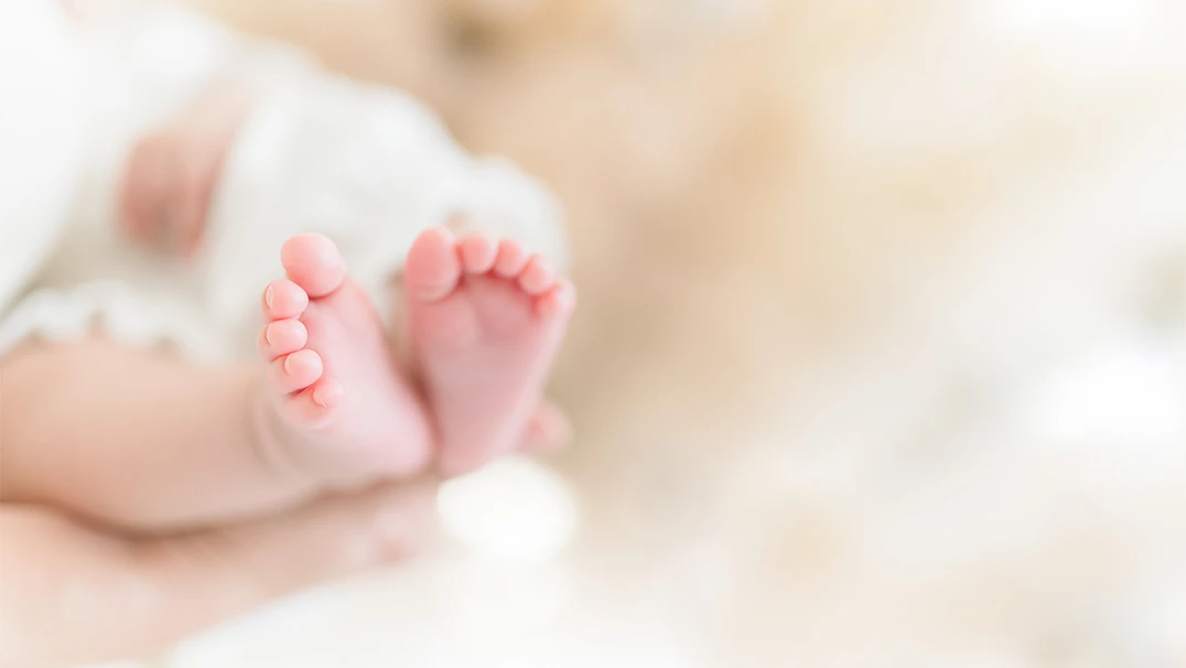 抱っこされている赤ちゃんの写真