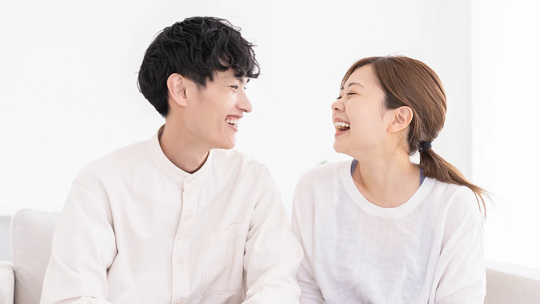 笑顔の夫婦の写真