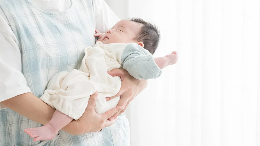 抱っこされている赤ちゃんの写真