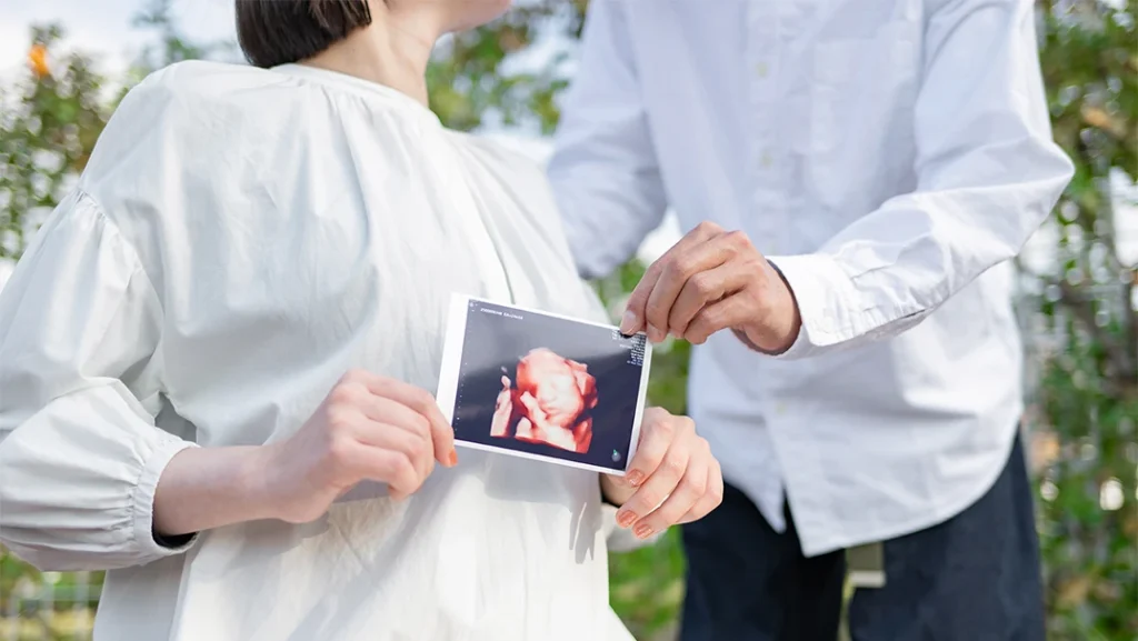 エコー写真を持っている夫婦の写真