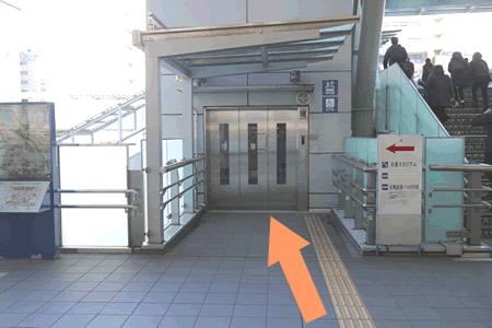 JR新横浜駅のエレベータ