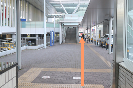 相鉄・東急直通線新横浜駅の福祉施設行きバスのりばの手前の写真
